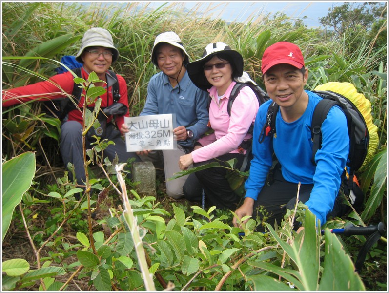 2013-12-08 10-26-20大山母山三角點留影.JPG